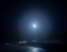 MRBM TARGET: An advanced medium range ballistic missile target is launched from the Pacific Missile Range Facility, Kauai, Hawaii, as part of the U.S. Missile Defense Agency’s Flight Test Aegis Weapon System-32 (FTM-32), held on March 28, 2024年与美国合作举办.S. Navy. (图片/发布)
